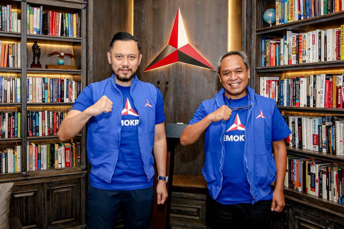 AgusYudhoyono's tweet photo. Ini Pak Benny yg sempat trending topic semalam. Pagi ini sy kembali diskusi dgn Bang @BennyHarmanID ttg langkah utk perjuangkan harapan rakyat, utamanya pasca PENOLAKAN RUU CIPTAKER @FPD_DPR kandas di Paripurna. Kami kurang suara. Sy mohon maaf pd masy, utamanya buruh &amp; pekerja. https://t.co/Fkv5VNsw6S