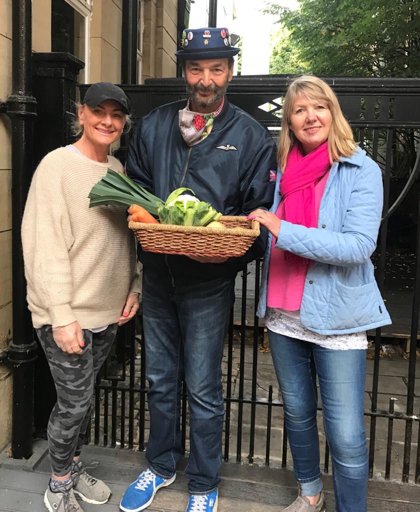 knutsmarket's tweet photo. Love this picture of the @Jontyfruitnveg team getting ready for @1totallylocally #fiverfest which starts on Saturday #knutsford #spendlocal #shoplocal https://t.co/YLSv77BYNl