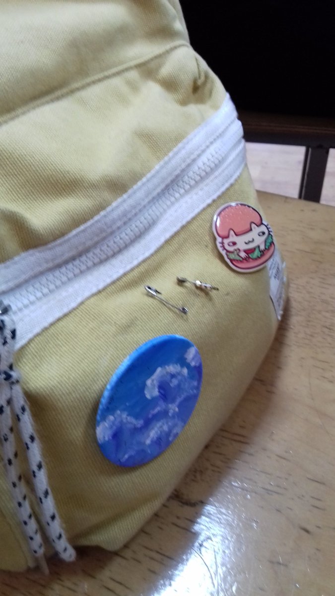 ukeboy_'s tweet photo. На днях я нашла несколько прикольных значков и сегодня нацепил их на свой рюкзак 👀💅 https://t.co/0NifmEnnNJ
