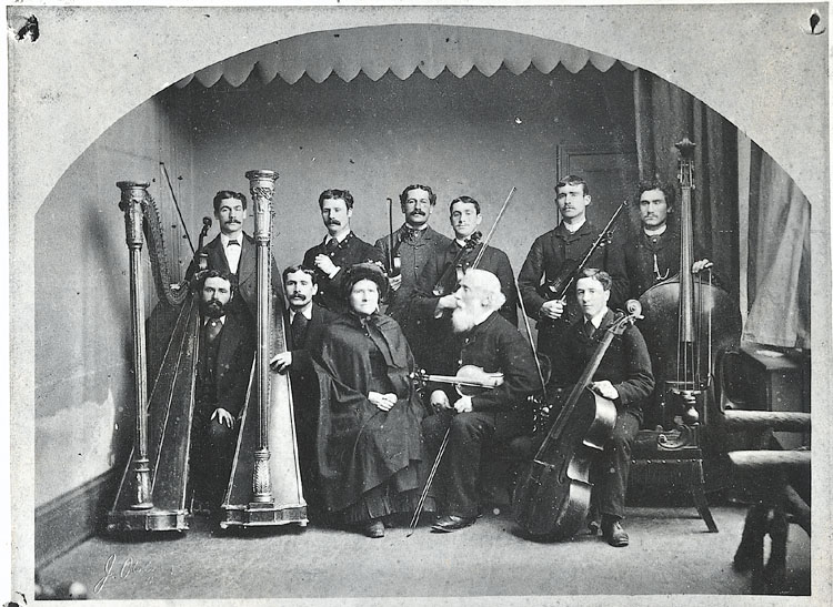 John Roberts ('Telynor Cymru', 1816-94) a'i deulu yn 1890. 
(Albwm Ffotograffau LLGC 1034)

Dysgodd naw o'i blant i ganu'r delyn, a chwarae'r ffidil a'r ffliwt, gan berfformio mewn cyngerdd i'r Frenhines #Fictoria

Mae ei bapurau yma: 
archives.library.wales/index.php/john…