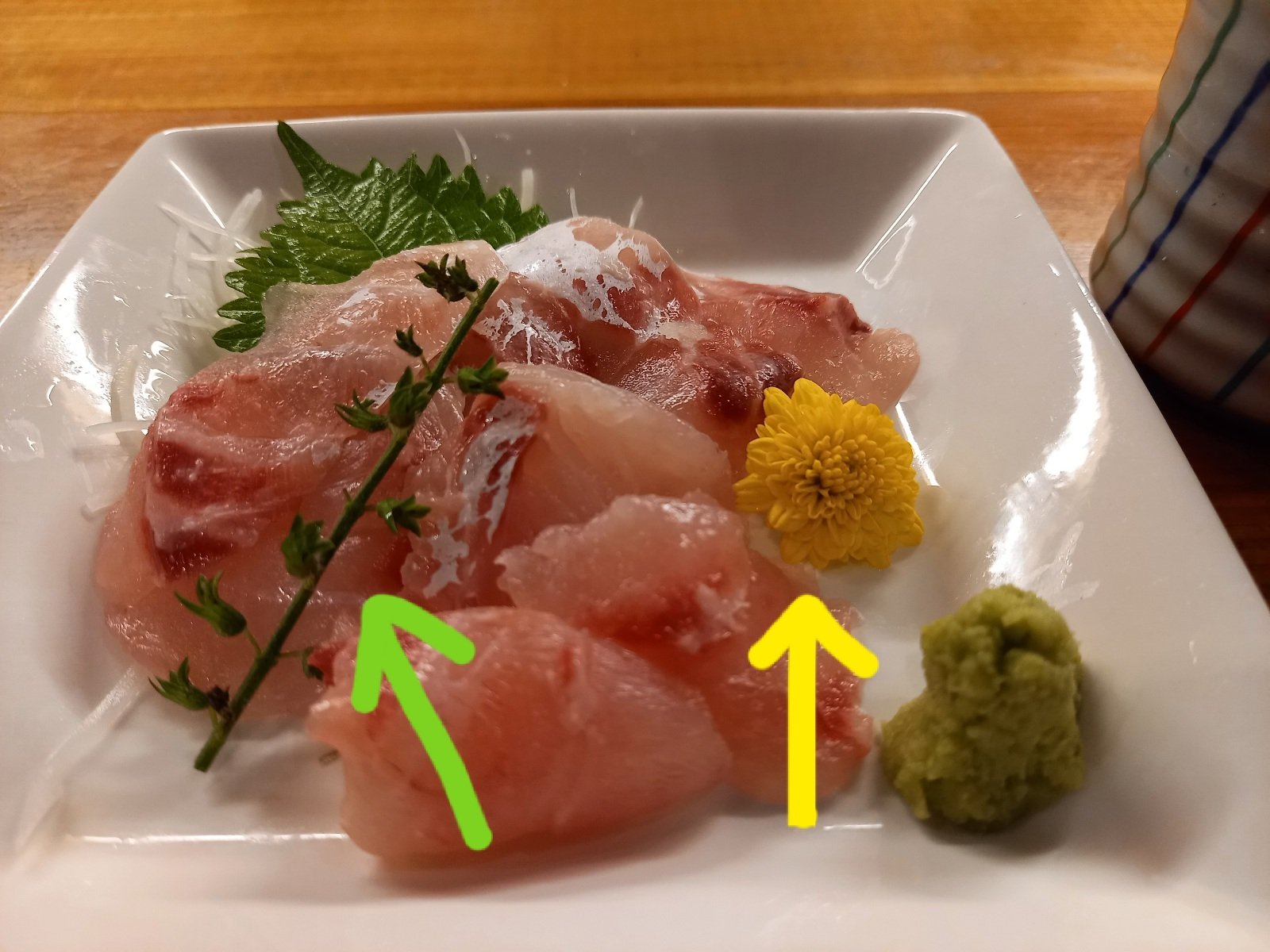 魚処 ばなゝや 粋な食べ方をご紹介 写真の刺身に添えてあるものは 穂紫蘇 ほじそ 食用菊 小菊 といって食べられます ちょっとした薬味として ちぎってお醤油に入れて 刺身と一緒にどうぞ ばなゝや ばななや 東松山 居酒屋 T Co