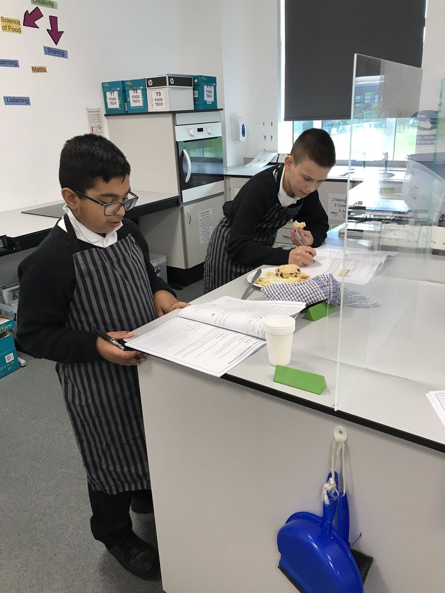 The <a href="/Dixonsma_2027/">DMA Class of 2027</a> analysing scones using their senses this morning. #sensoryanalysis