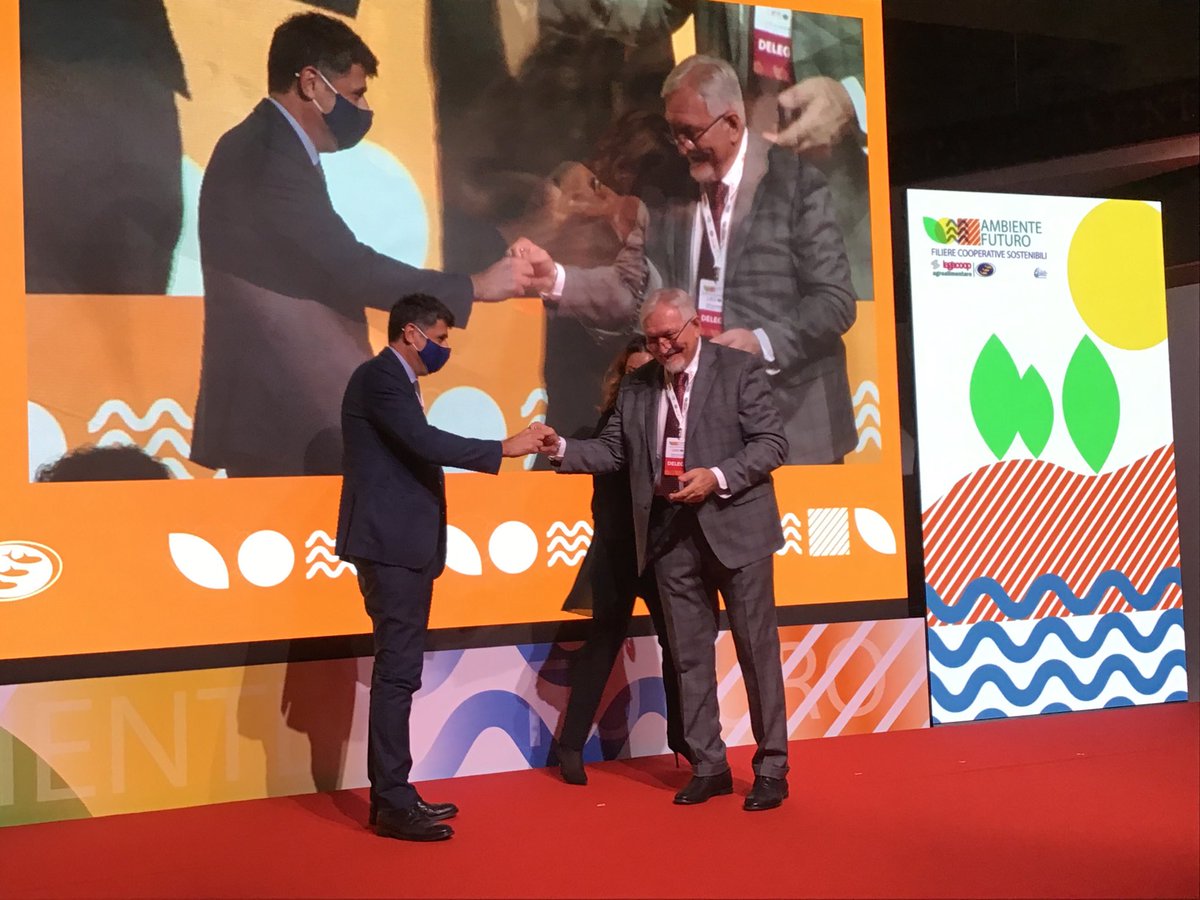CooperativeAgro's tweet photo. Passaggio di consegna tra Giovanni Luppi e Cristian #Maretti alla presidenza di @LegacoopN Agroalimentare. @AGRAPRESS @Agricolae1 @TerraVitaMag @news_LIA https://t.co/jYfe4xfLbZ