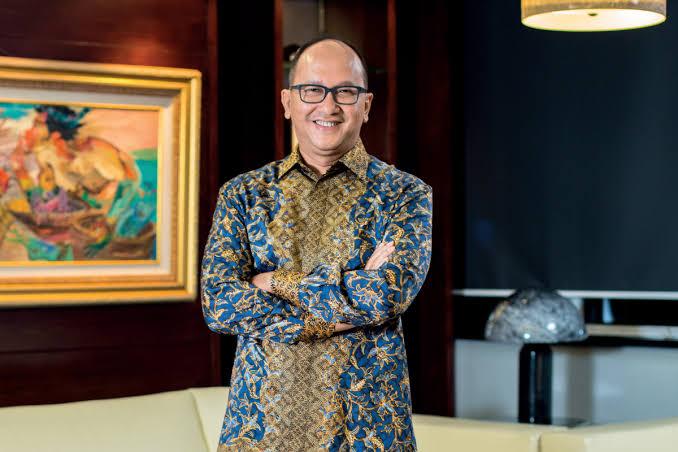 Adanya Omnibus Law gak cuma peran Pemerintah Pusat dan DPR, tapi juga Satgas Omnibus Law yg berperan kasih masukan pembentukan Omnibus Law. 
Nah, Pak Rosan Roeslani ini Ketua Satgas Omnibus Law sekaligus Ketua KADIN dan Presiden Komisaris perusahaan tambang PT. Bumi Resources Tbk