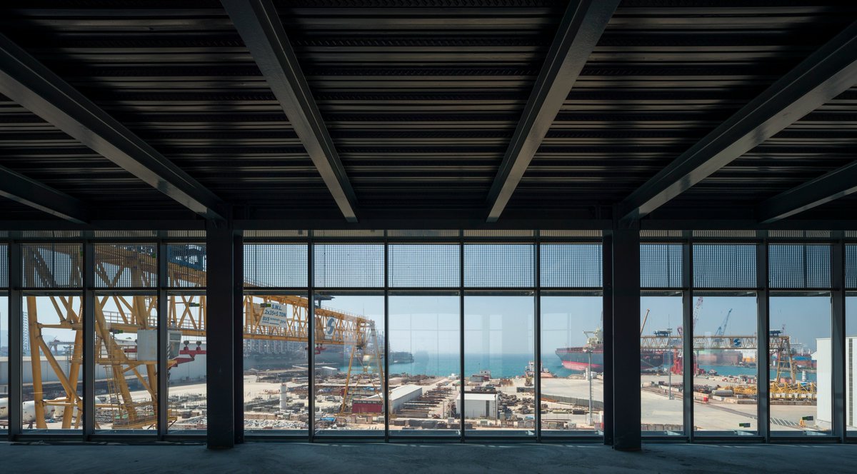 CM Mimarlık tasarımı Gemak Tersanesi yönetim binası, içinde konumlandığı alanın endüstriyel estetiğine sadık bir tasarım diline sahip. <a href="/cmmimarlik/">CM Mimarlık</a> 
xxi.com.tr/i/endustriyel-…
📷 Cemal Emden