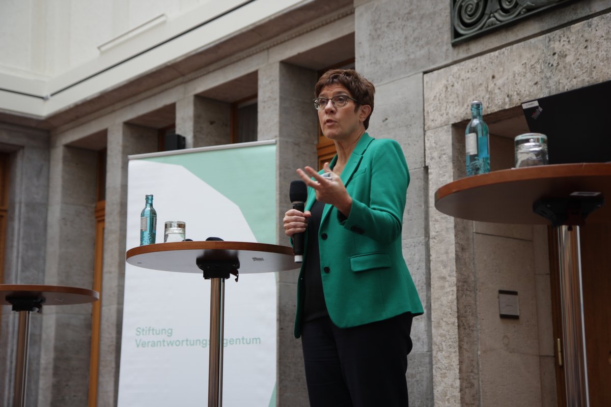 Zur Debatte um #Verantwortungseigentum sagt <a href="/akk/">A. Kramp-Karrenbauer</a>: "Habe ausführlich mit Carsten Linnemann von der 
<a href="/MIT/">Massachusetts Institute of Technology (MIT)</a> gesprochen. Es gibt berechtigte Fragen, aber diese werden wir beantworten. Dafür bin ich Parteivorsitzende der <a href="/CDU/">CDU Deutschlands</a>, um solche Prozesse zu begleiten." 
<a href="/handelsblatt/">Handelsblatt</a>