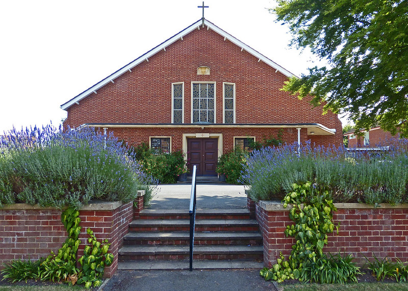 Something rather different today for  #ArtsandCrafts  #Cotswolds(ish)  #churches, with Holy Redeemer RC, Pershore,  #Worcestershire, by Hugh Bankart, who I assume is the son of George Bankart, archt & plaster artist? Built 1958/9, see thread below for fittings. Image: Tudor Barlow