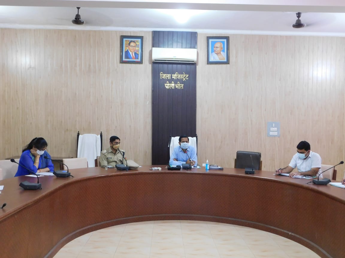 Dmpilibhit's tweet photo. डीएम श्री पुलकित खरे की अध्यक्षता में सम्पन्न हुई जिला स्तरीय खाद्य सुरक्षा समिति की बैठक।

मिष्ठान की दुकानो के काउंटर/डिब्बों पर बेस्ट बिफोर डेट अंकित कराने के दिए निर्देश।खाद्य सुरक्षा नियमों के प्रति जन जागरूकता हेतु आयोजित किये जायें कैम्प। @CMOfficeUP @UPGovt @myogioffice https://t.co/c86I5i2CME