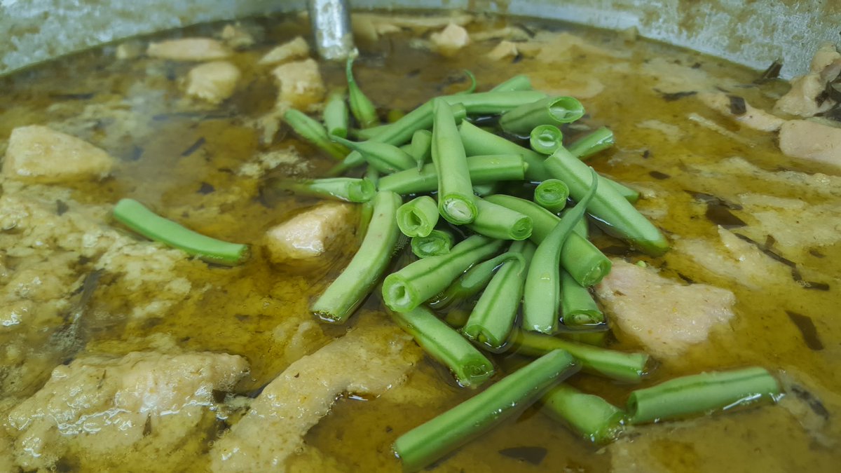 A last minute edition to the line-up today with Finzels favourite <a href="/NiangsThai/">Niangs</a> making a welcome appearance. Question is, will it be yellow or green Thai curry for lunch?! <a href="/EstatemanagerFR/">Richard Thomas</a> #thaifoodbristol #comfortfood #curryforlunch #streetfoodbristol #foodmarket #finzelsreach