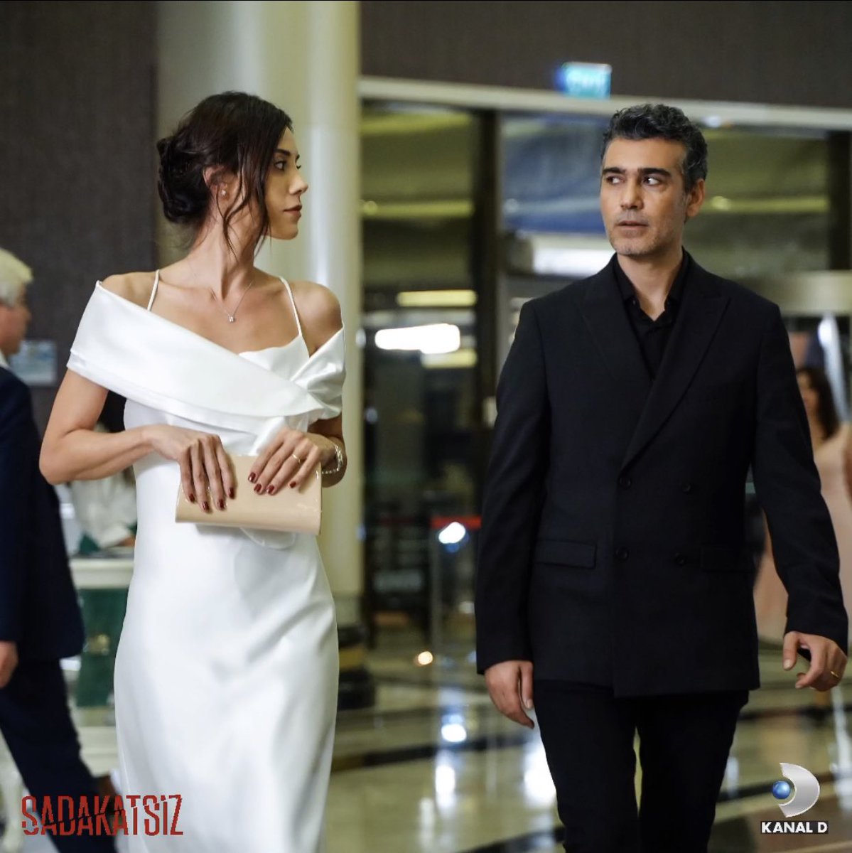 sadakatsizdizi's tweet photo. Hayata aynı yerden farklı bakmak... ⚡️ #Sadakatsiz ilk bölümüyle bu akşam 20.00’de #KanalD’de! 🔥 @KanalD https://t.co/l4Qw5Mhl0d