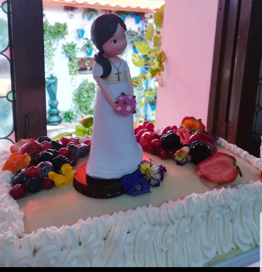 Hay detalles que nos hacen diferentes en Restaurante Puerta Sevilla (Córdoba). Una buena y exquisita cocina de nada sirve sin #momentos como este.
Estamos encantados con la tarta casera de chocolate blanco que le hemos preparado a Marta en el día de su Primera Comunión. 🍰🍰✝