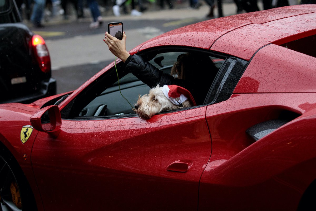 AJENews's tweet image. What crisis? Billionaires rack up record fortunes, survey shows aje.io/b5pe3