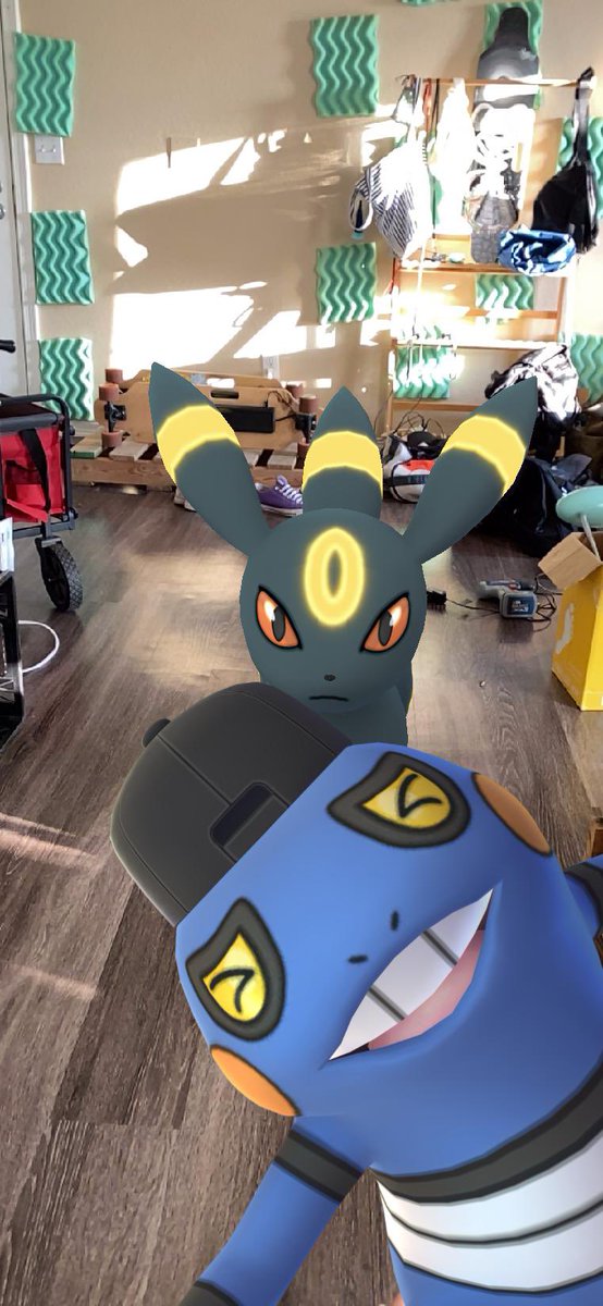 RVFI00's tweet photo. Loving the photo bombing!
#pokemongo #pokecollector #eeveesquad https://t.co/yOZFaHHVT9