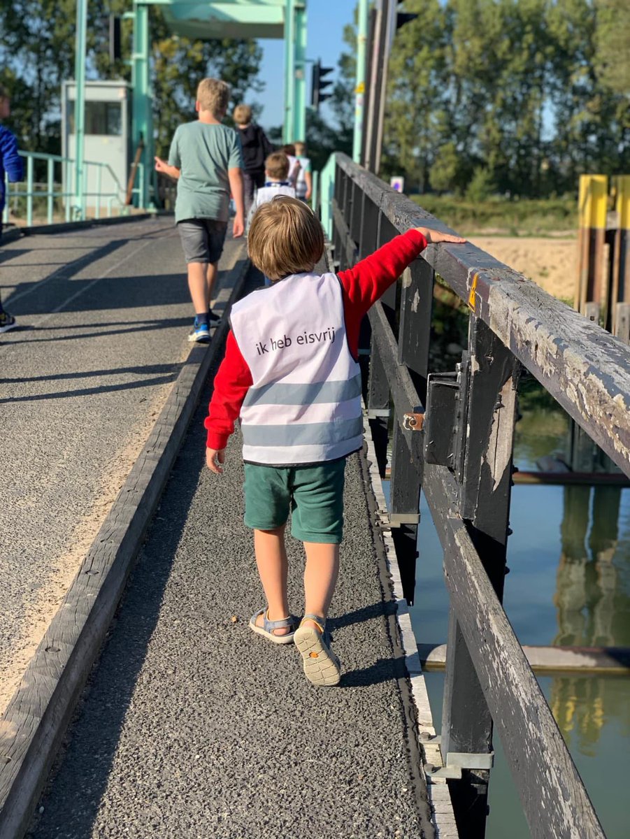 Rotterdam telt honderden bruggen. Als je eisvrij hebt, moet je die allemaal even voelen natuurlijk 😊 #onderwijs