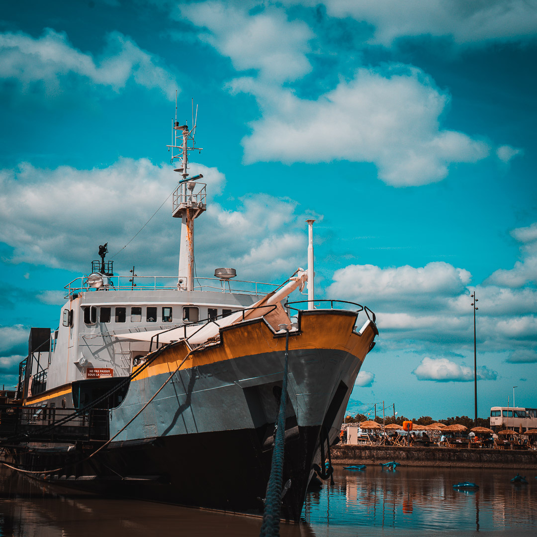 L'IBOAT ⛴

Embarquez, dansez, cultivez, buvez, dégustez...

Ancien ferry reliant le continent à l’île d’Yeu, l’IBOAT jette l’ancre en septembre 2011 à bordeaux, dans le quartier en plein renouveau du Bassin à Flot n°1.