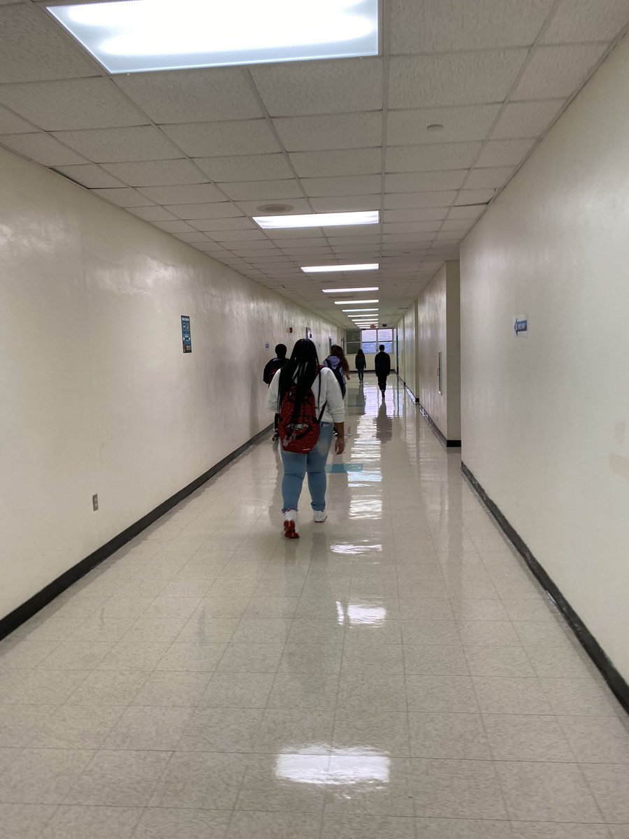 kevinp305's tweet photo. Hallways are all one way. It seems like it’s the students jobs to make sure they distance themselves in the hallway, we’ll see how lunch goes. #MLECReopening #MDCPSReopening @HarbingerMLEC https://t.co/EC65foX0sS