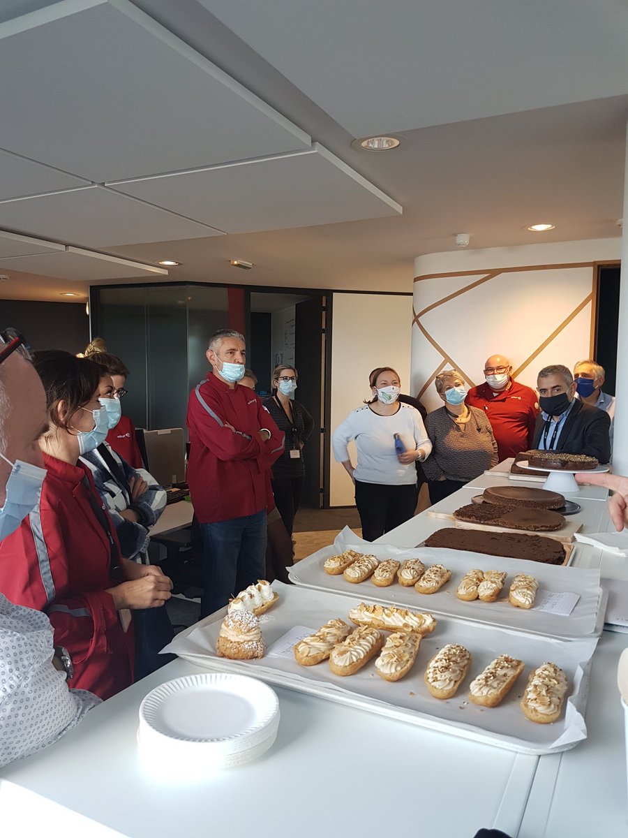 Dégustation de gâteaux... du chocolat ... du praliné...la pâtisserie en marche chez @Elior_France pour régaler les jeunes convives . Stéphane et Christophe les chefs vont faire des tests auprès de leurs convives en rentrant ... C'est le convive qui décide !!  #enseignement
