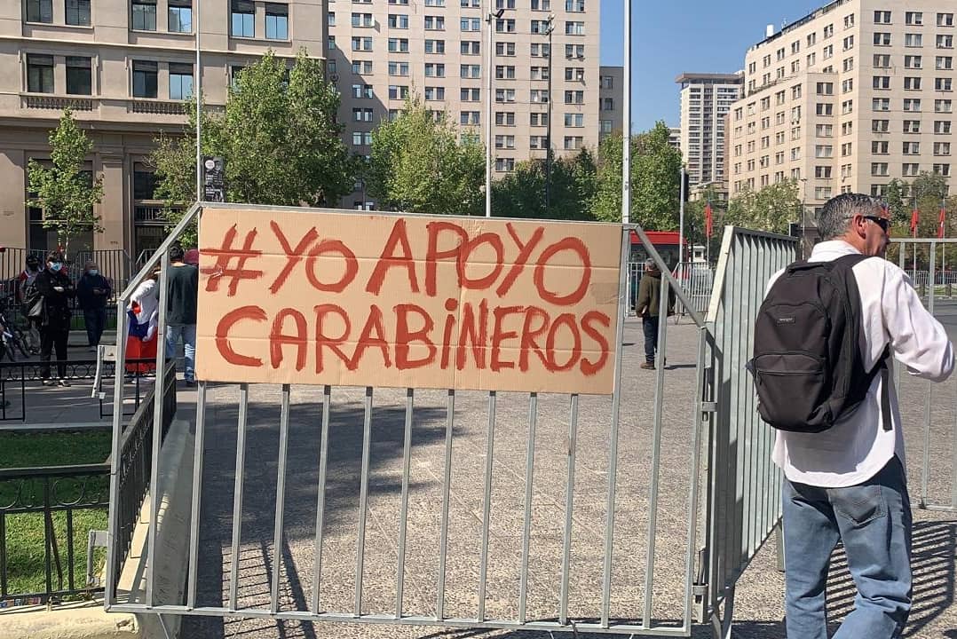 aprachile's tweet photo. Manifestación pacífica, en la moneda...🇨🇱❤️👖 

BASTA de violencia

 #NoMasTerrorismo https://t.co/CxrEBYPyi8