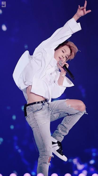Now onto his tiny waist ,Jimin has such a tiny waist, it's an A+ for his body proportions