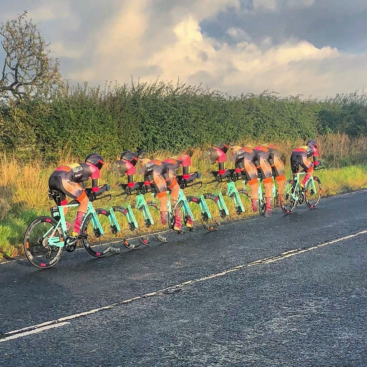 quintanarootri's tweet photo. Single-person paceline 💪
.
.
📸 @claireweller1
.
.
#prsix2 #prseries #qr #quintanarootri #triathlon #triathlonbike #triathlontraining #tritraining #triharder #performance #ironman #ironmantri #ironmantraining #windwaveuk https://t.co/WHVx0fqd8K