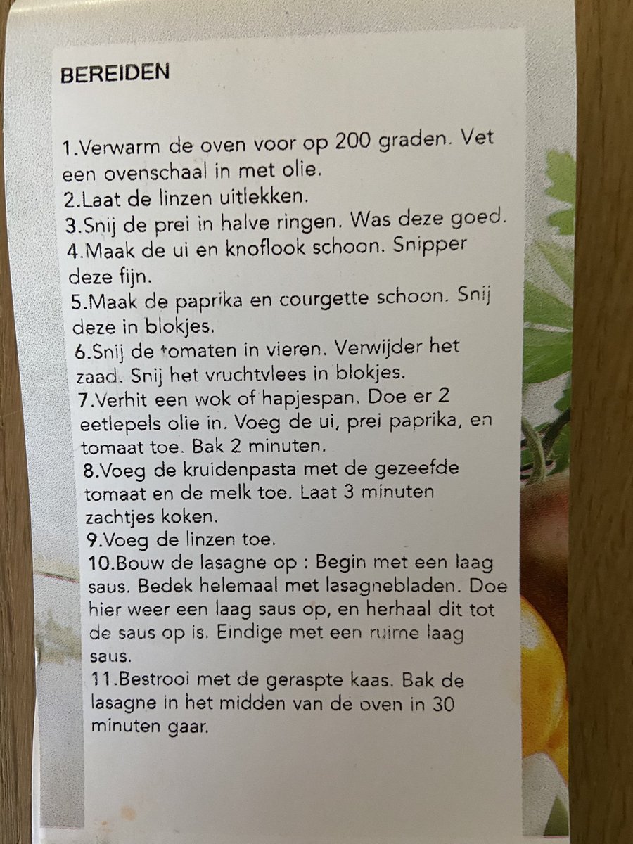 arthurbok's tweet photo. Beste @DeenWinkels nu heb ik jullie verse vegetarische lasagne gekocht en na het zorgvuldig lezen van het recept en bereiden ontdekte ik, nadat alles in de oven stond, nog een courgette en een knoflook teen op mijn aanrecht. Er zit dus een fout in het recept.. 🤔 #incompleet https://t.co/HgtdvQIcQv