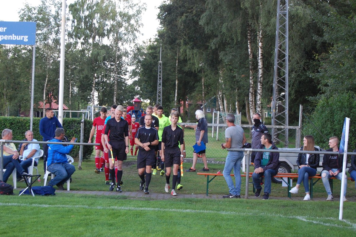 GraveGerry's tweet photo. De winnaar van de Ostfriesland-Cup, Grün-Weiss Firrel won op de openingsdag van het toernooi van TV Bunde. #grünweissfirrel #tvbunde #amateurvoetbal #amateurfussball #firrel #bunde #duitsvoetbal #ostfrieslandcup #ostfriesland https://t.co/WbCBH9p5N6