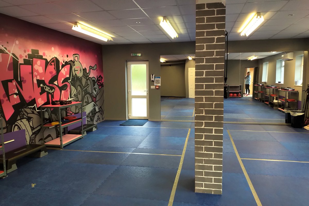 AngelfishDan's tweet photo. Great first PT session at @Nicfit2702 new studio. Brilliant wall art too! https://t.co/ZdKe2Vfj4y