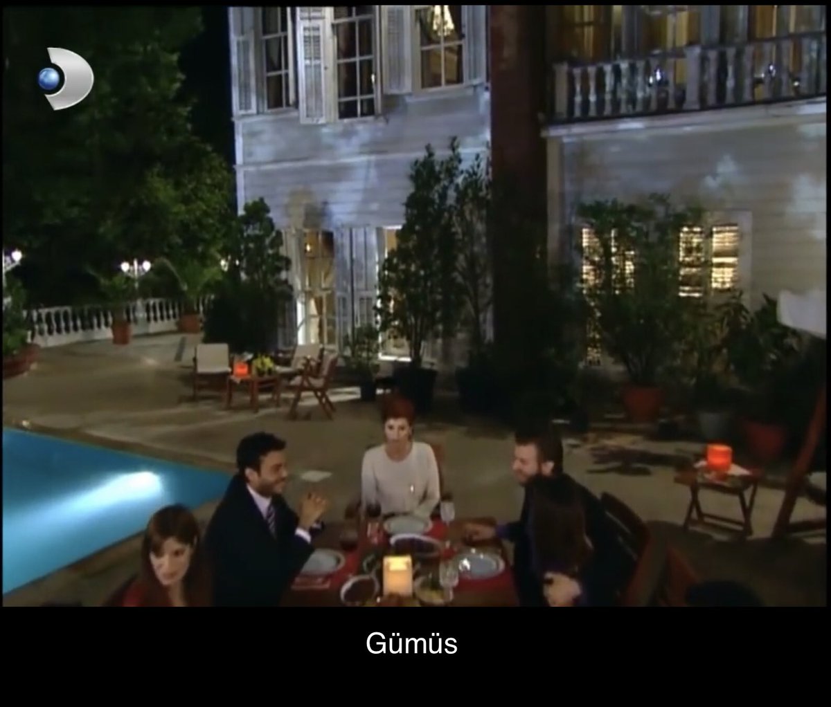  Pero Sila también ha vivido en la mansión Şadoğlu de Gümüs, incluso dormía en la misma habitación que Mehmet y Gümüs.
