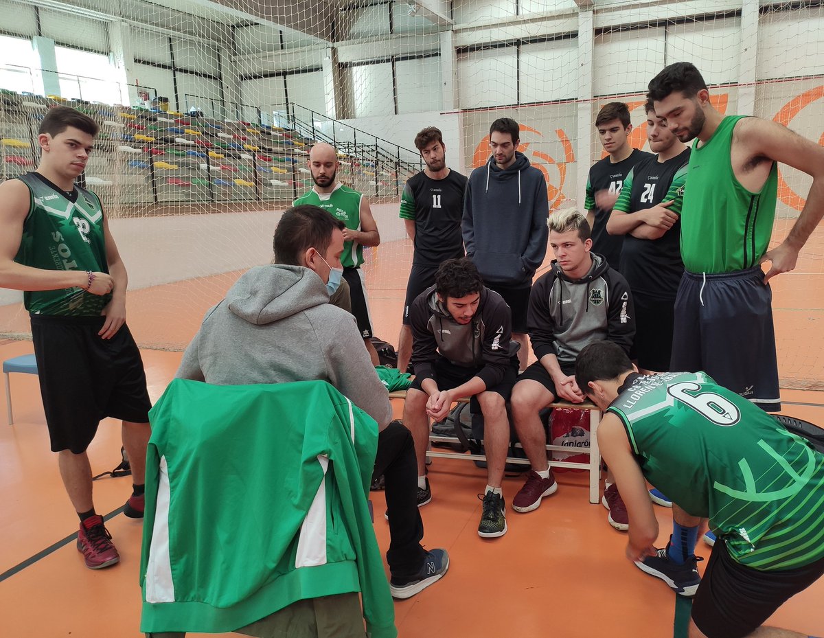 AbastosT's tweet photo. Arranca con fuerza la temporada 2020/2021 en TLL-ABASTOS. A pesar del Covid-19 el deporte no para y ya han empezado a entrenar todos los equipos con las medidas de seguridad correspondientes.

Primera victoria del senior en su preparación con sensaciones muy positivas.

🏀🏀🏀🏀 https://t.co/YdwBgE7OF2