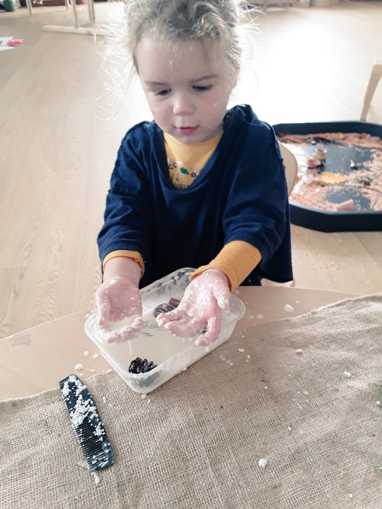 AshbridgeMaxy's tweet photo. Using our fingers to engage in tactile  play. An invitation to explore nature, spices and herb's slime. Investigating how it feels on our fingers ? Slimy, liquidy and Gooey? "It runs off my finger. #atelier #multisensoryplay #messyplay #learningthroughplay @NDNAtalk https://t.co/x2cQwzSJpT