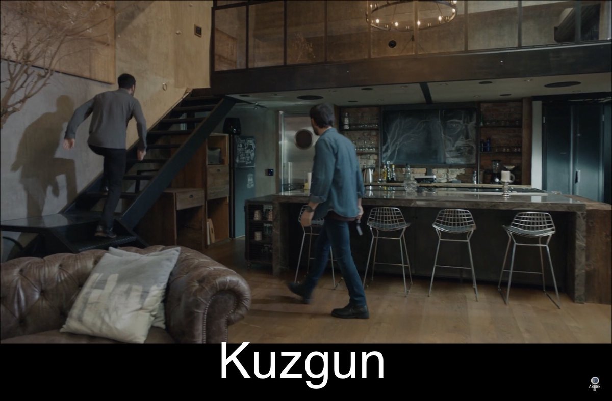 Pamir de Kiralık Aşk, vive en un moderno loft, que luego será utilizado por Ferman para tender una trampa a Kuzgun.