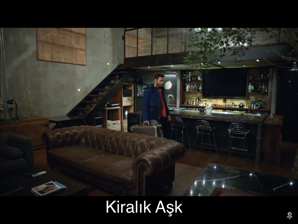  Pamir de Kiralık Aşk, vive en un moderno loft, que luego será utilizado por Ferman para tender una trampa a Kuzgun.