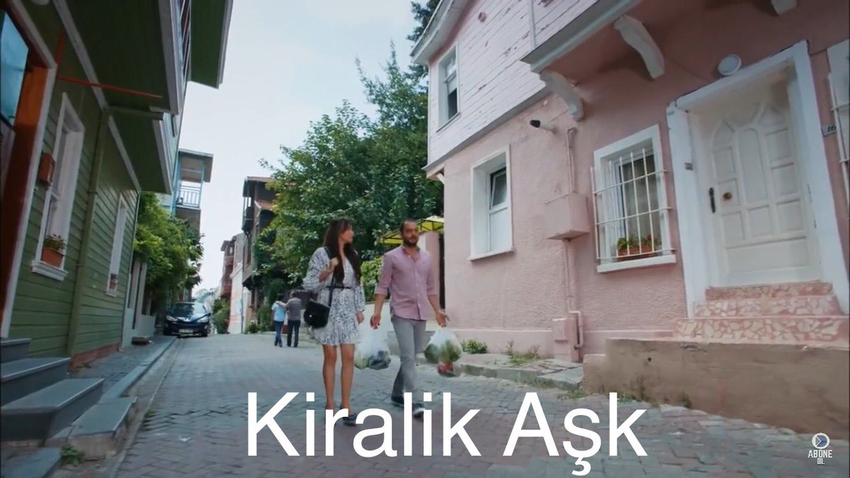  Frente a la casa de Defne de Kiralık Aşk, vive Ayşegül, en la que unos años antes había sido la famosa casa rosada de Elif en Kara Para Aşk.