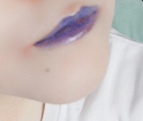 ぐらむ 青い口紅が届いたから塗ってみたけど 素の唇が赤いからコンシーラーで唇の色消してからじゃないと綺麗に青くならないなぁ マットだからグロスも青用の買わないとだなー