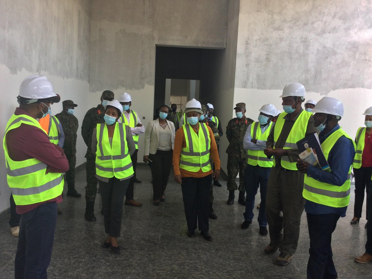 RwandaMuseums's tweet photo. Inama yabanjirijwe no gusura imirimo yo kubaka no gutunganya iyi #Ingoro y'Umurage w'Amateka y'Urugamba rwo Kubohora Igihugu igeze kuri 85% y'imirimo yose iteganijwe.
Iyi ngoro igamije kubika no kumurika aya mateka y'igihugu  cyacu. https://t.co/0NLDJyCHgP