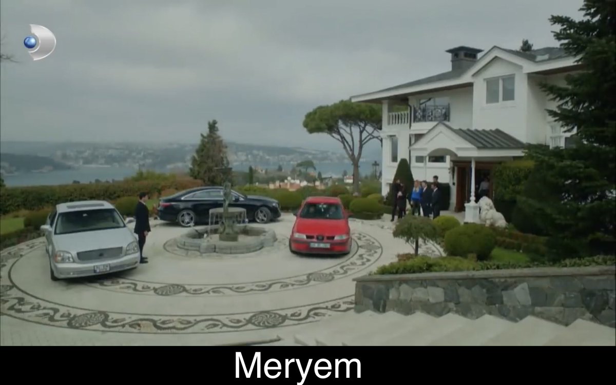  Menos recurrida, aunque seguro sale en alguna otra serie que desconozco, es la mansión de los Sargun en Meryem, que también vemos en Güneşin Kızları y en la recién estrenada Ariza.