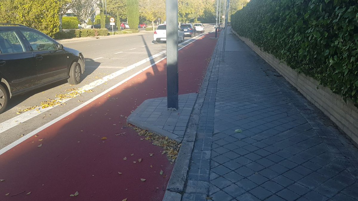 Somos_Pozuelo's tweet image. ¿Acabamos de hacer en #Pozuelo el carril bici más chapucero de toda España?
🙅‍♀️ Quitamos espacio al peatón y no a los coches.
🤕 Obstáculos peligrosos en medio del carril.
⛔️ El carril acaba de repente contra una valla.

Sólo pintan de rojo parte de la acera, puro postureo. 😭