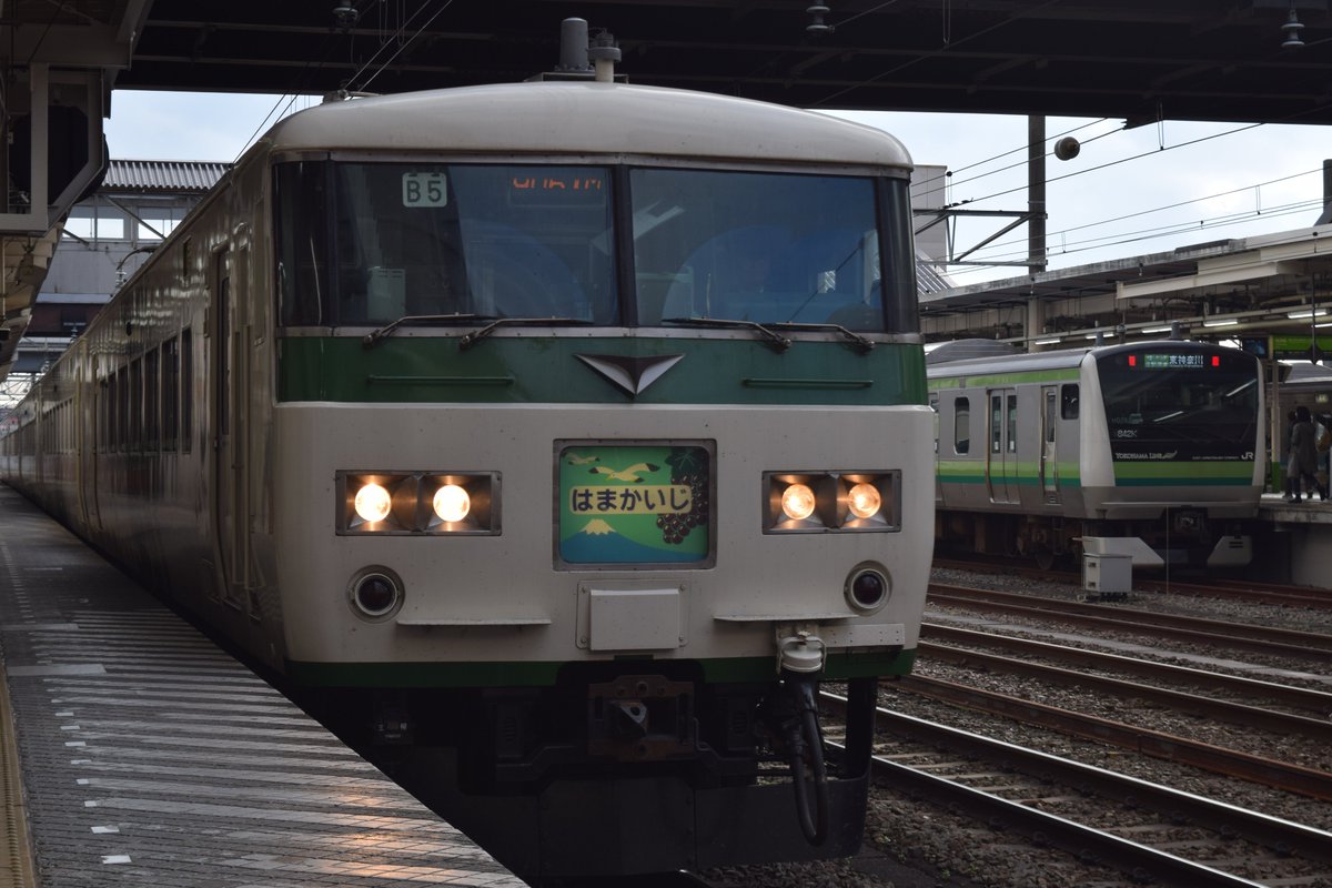 ろくいち 特急はまかいじも懐かしい列車になったね 185系が横浜線 中央東線を直通運転する姿や松本駅で緑のストライプの列車がいた風景とか色々味があっていい列車だったな