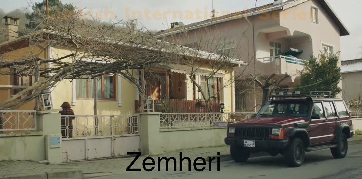  Expulsados de Çukur en la S2, Idris y Sultana viven en una modesta casa que es también vivienda de Ayaz y su familia en Zemheri.