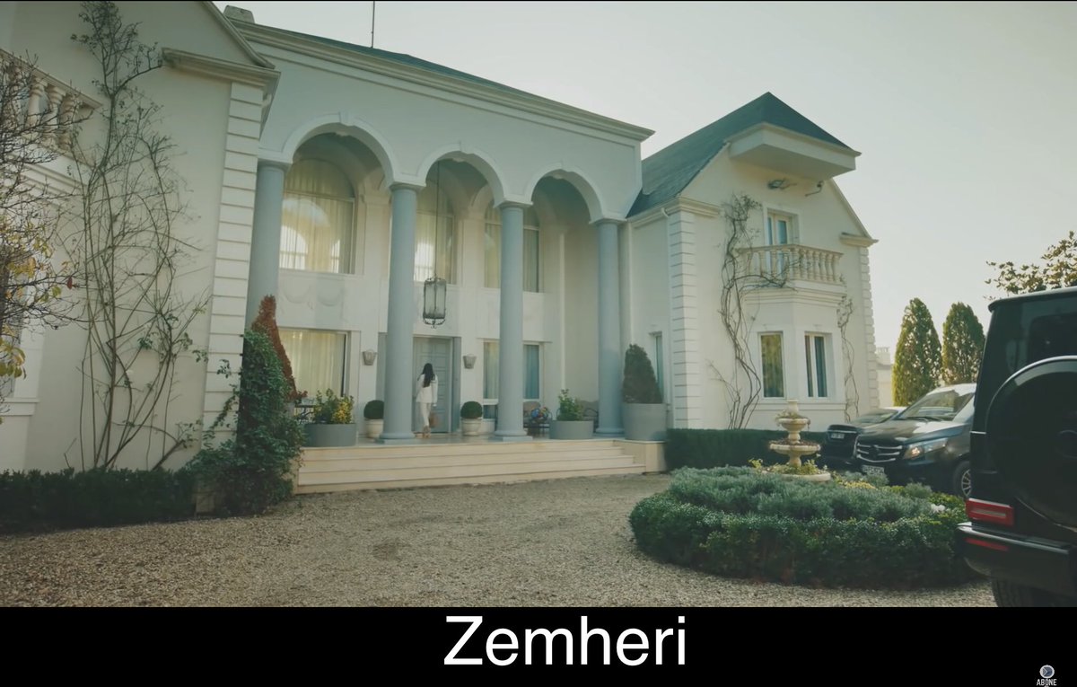  Emir de Kara Sevda, archienemigo de Kemal, vive en la mansión azul, donde años más tarde vivirá Ertan, enemigo de Ayaz en Zemheri.