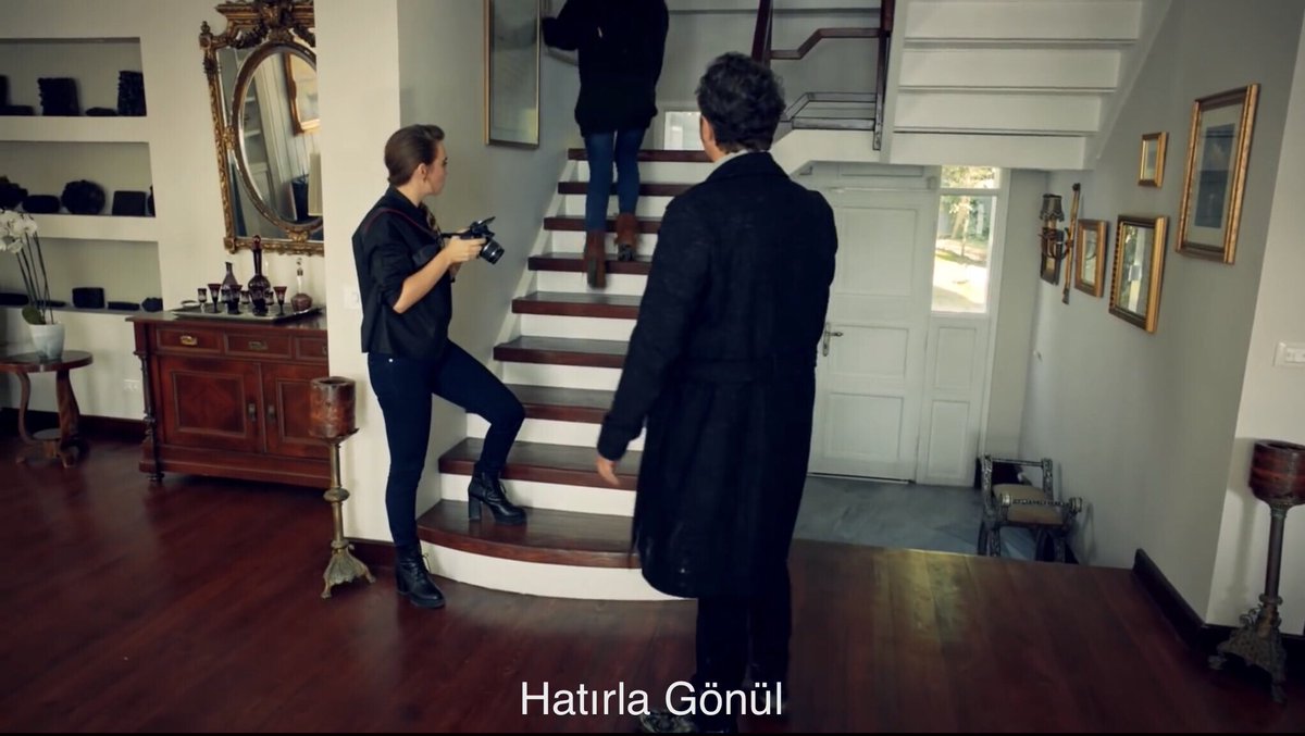  No la vi, así que poco puedo decir de Hatırla Gönül, más que Tekin vive en la misma casa que los padres adoptivos de Zeynep en Doğduğun Ev Kaderindir.