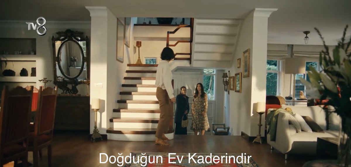  No la vi, así que poco puedo decir de Hatırla Gönül, más que Tekin vive en la misma casa que los padres adoptivos de Zeynep en Doğduğun Ev Kaderindir.