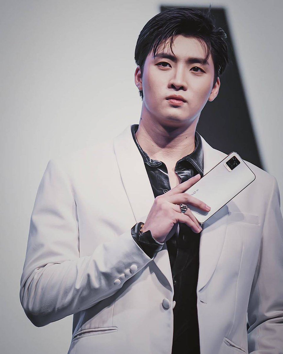 LBC_France's tweet photo. [INSTAGRAM] 

Post de Mean datant du 22 septembre. 

" Un homme blanc avec un téléphone blanc. ☁️☁️☁️☁️☁️☁️

#v20series5glaunch #BeTheFocus " 

~ Blue 

#lbc2 #AChanceToLove #m34nismind #M34NION https://t.co/9ItrwJ7QfY
