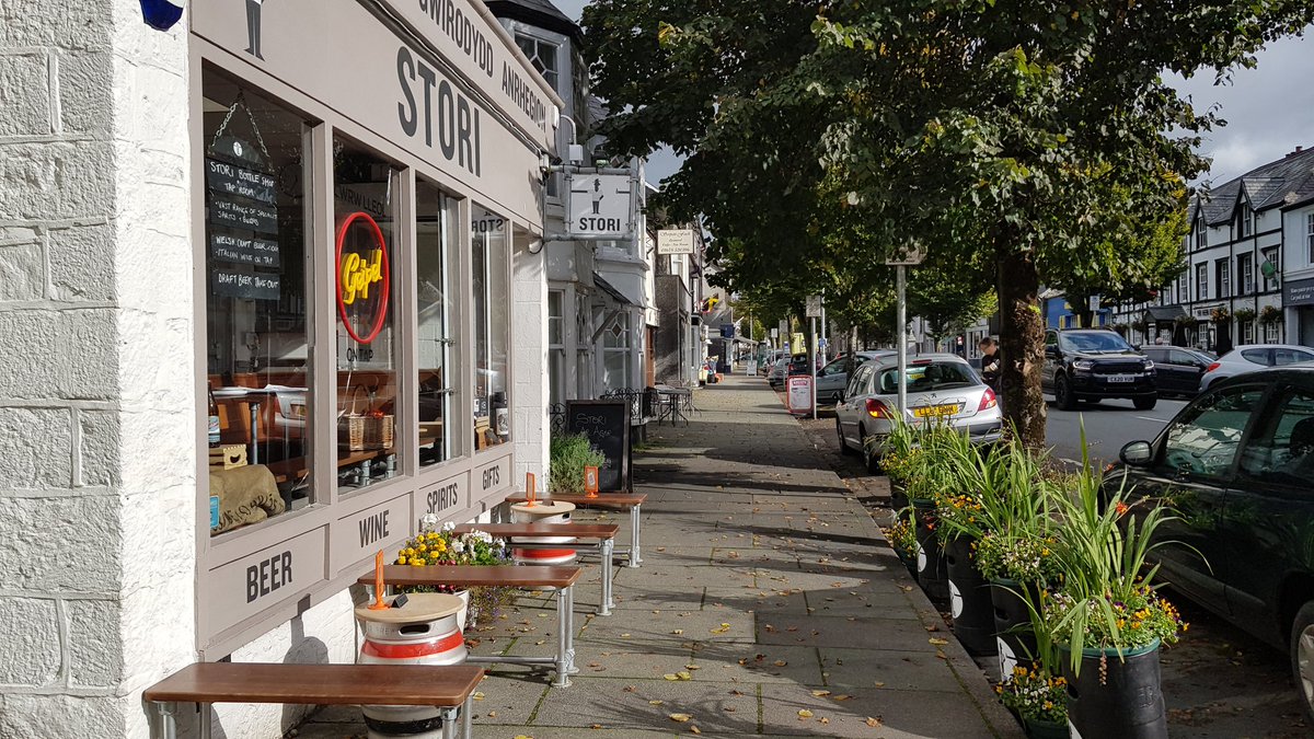 Sun's out, tables are out.... cheeky half? And if you are #ocsober ing, come too! I think we may have the best #alcoholfree beer anywhere (including @tinyrebelbrewco #clwbtropicana on tap). #CaruCymruCaruBlas