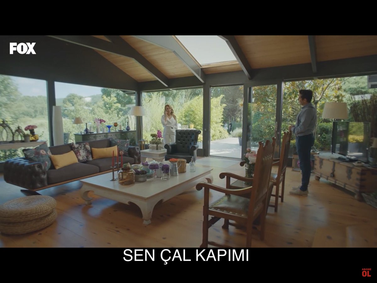  La casa que sirviera para que Defne y Omer consumen, también podemos verla en Elimi Bırakma y actualmente es la vivienda de los padres de Serkan en Sen Çal Kapımı.