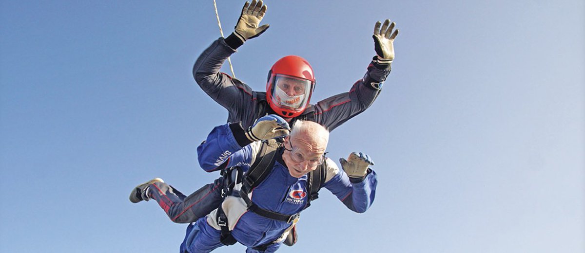 If you watch only one video on line today, make sure it’s this one, about a parachuting pensioner: lincolnshirefreemasons.org/if-you-watch-o…