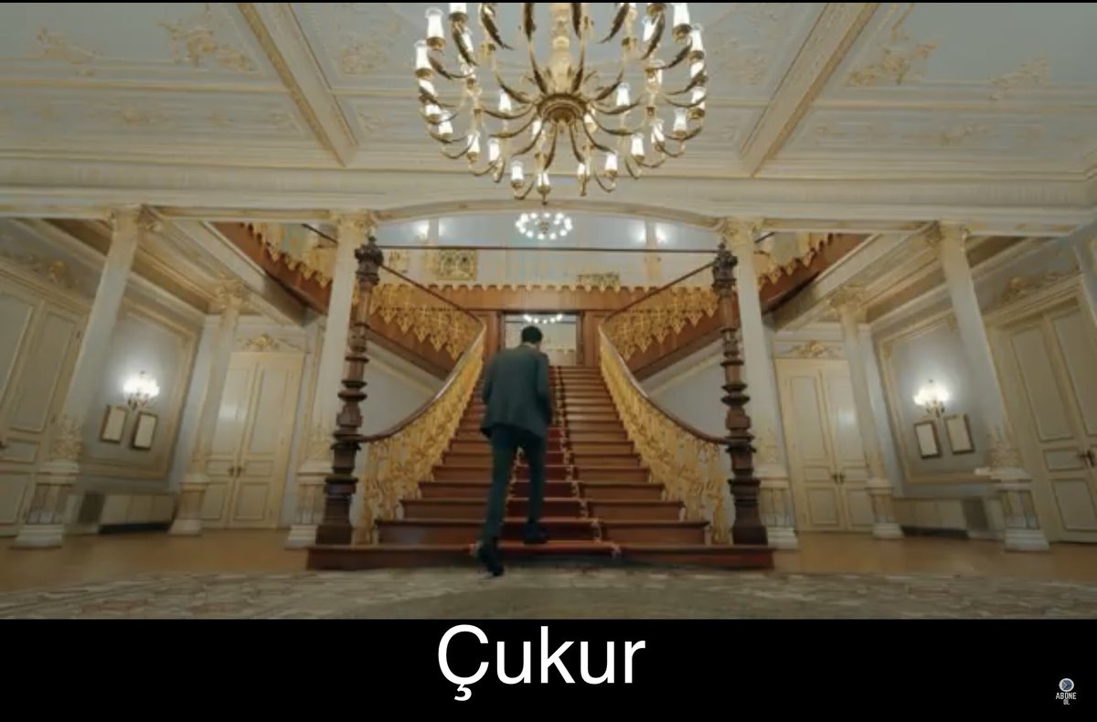  Las escaleras más famosas de Estambul son sin duda las de la Mansión Sait Halim Paşa. Se pueden apreciar en todo su esplendor en Kiralık Aşk, (por partida doble), Hayat Şarkısı y Çukur.