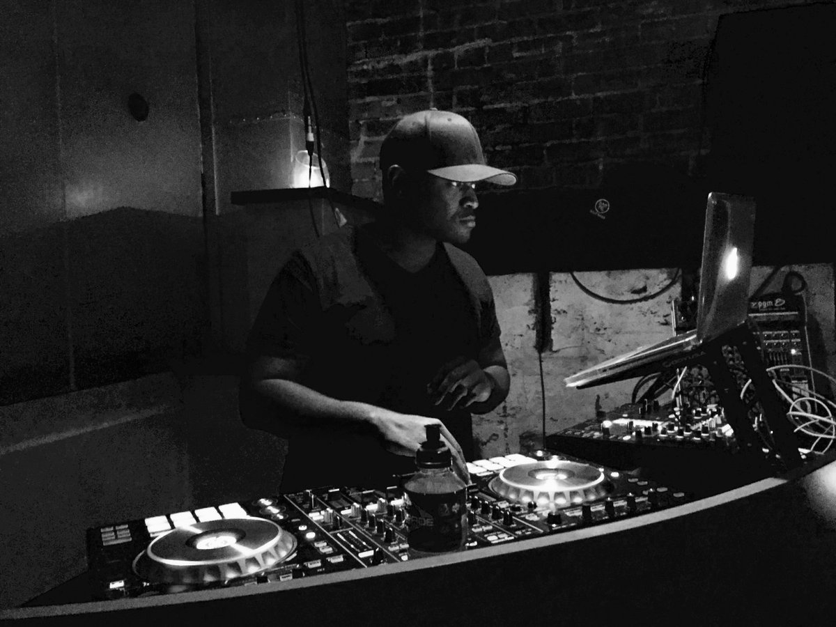 MEET THE #ECYGK ARTIST: <a href="/musicbymelo/">MELO-T</a> 
OCT 16 @ 8PM
Zimbabwean-Canadian musician MELO-T’s Afro Fusion embraces a variety of distinctly unique genres—hip-hop, reggaeton, Latin music, R&amp;B— into one pure and melodic sound.

See more #ECFest2020 info at electriccircuits.org