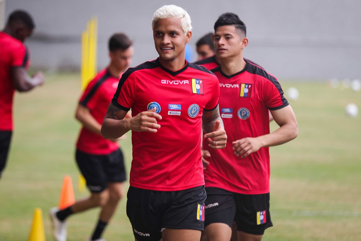 TDF1039's tweet photo. 🗓️ Quedan 2️⃣ días. Para ver de nuevo a los nuestros con la @SeleVinotinto 

Ayer el equipo de @JosePeseiro hizo su primer y único entrenamiento en La Guaira. Hoy parte la selección a Barranquilla 🇻🇪⚽

Via @SeleVinotinto

#TDF93 #Vinotinto #Futbol https://t.co/HOINerlqZU
