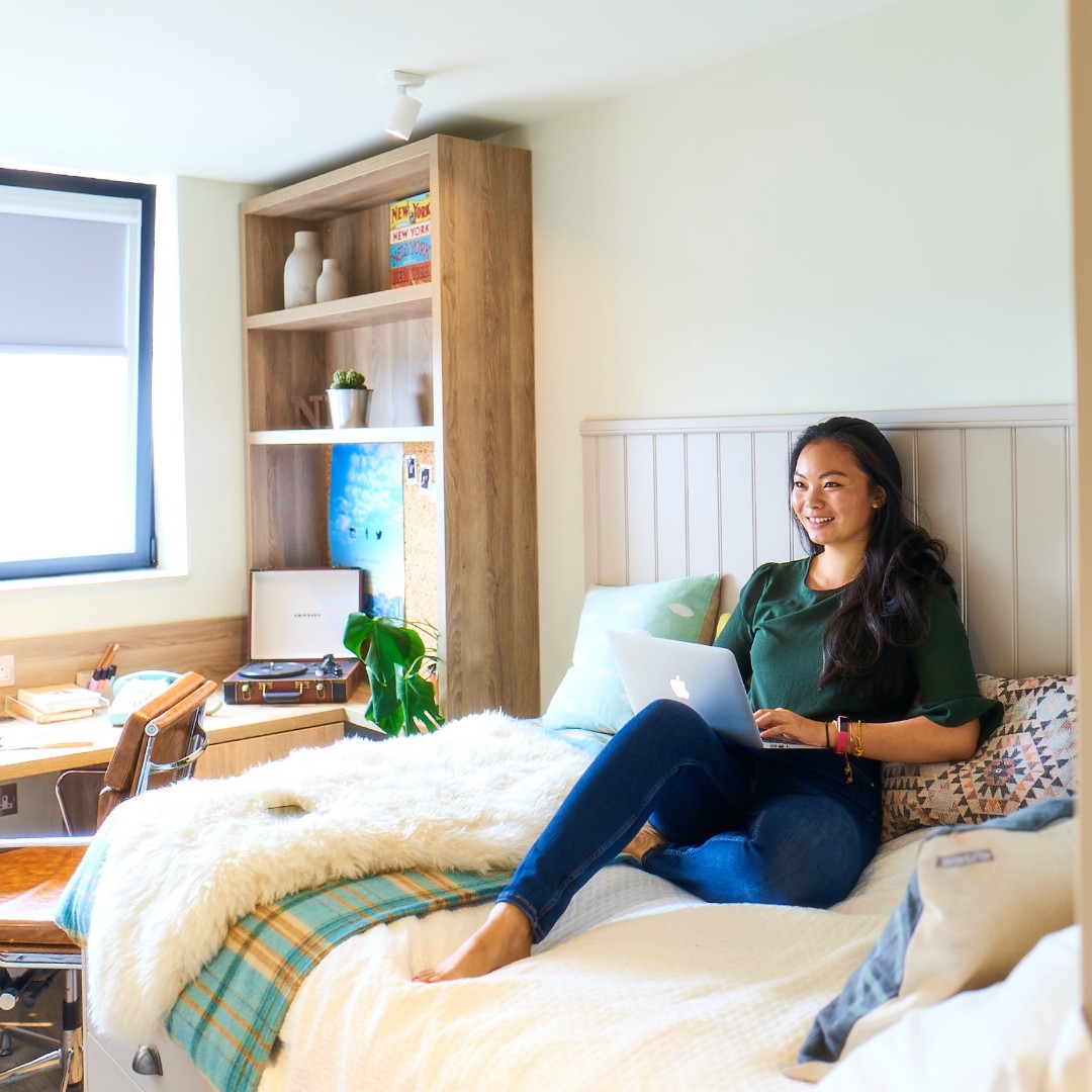 LiveStudyEnjoy's tweet photo. Online classes and virtual events this term? They won't be a problem with our super high-speed, 200mbps WiFi ๐โโ๏ธ๐ฉโ๐ป
#LiveStudyEnjoy #TheNeighbourhood #StudentAccommodation https://t.co/PObWTGlQVy